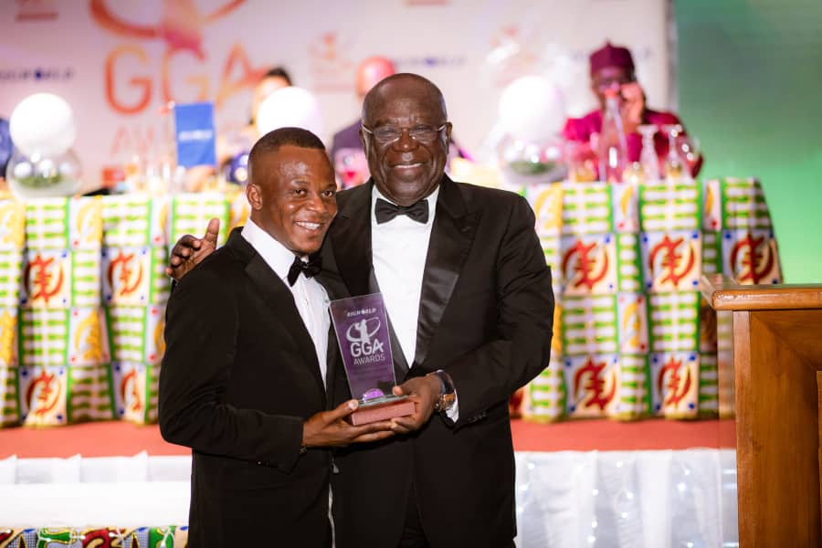 Yao Dogbe (left) receiving his Golfer of the Year prize from Sir Sam Jonah